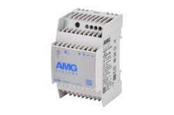Ein weißes, rechteckiges Elektronikmodul von AMG Systems mit blauen Aufdrucken, Lüftungsschlitzen oben und Anschlüssen an der Frontseite, das für die Hutschienenmontage vorgesehen ist.