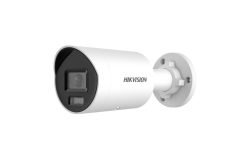 Weiße Überwachungskamera von Hikvision mit zylindrischem Gehäuse und Wandhalterung, seitlich dargestellt.