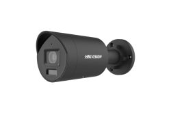 Schwarze Überwachungskamera der Marke Hikvision mit zylindrischem Gehäuse, montiert an einer Wandhalterung.