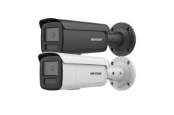 Zwei Überwachungskameras, eine schwarze und eine weiße, montiert nebeneinander mit dem Markennamen Hikvision.