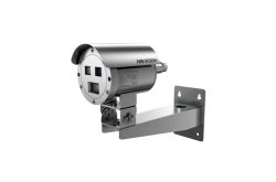 Überwachungskamera mit rundem Gehäuse, montiert auf einer Wandhalterung, Markenname "Hikvision" sichtbar.