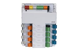 Ein elektronisches Steuergerät von AXIS mit Anschlüssen für mehrere Türen, verschiedenfarbigen Steckverbindungen und Beschriftungen für Input, Output und andere Funktionen.