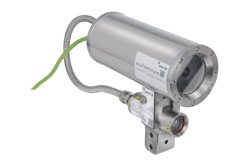 Zylindrische Industriekamera mit Metallgehäuse und Kabelanschlüssen, montiert auf einer kleinen Halterung.