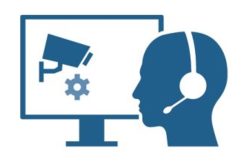 Blaues Icon zeigt seitliche Ansicht eines Kopfes mit Headset vor einem Computermonitor, auf dem eine Überwachungskamera und ein Zahnrad dargestellt sind.