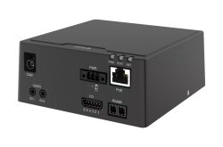 Ein schwarzes elektronisches Gerät mit verschiedenen Anschlüssen und Ports, darunter ein RJ45-Netzwerkanschluss, Audioeingänge, Stromanschlüsse und weitere spezialisierte Schnittstellen auf der Vorderseite.