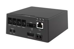Schwarzes, rechteckiges Gerät mit mehreren Anschlüssen auf der Vorderseite, darunter Kameraports für CAM 1 bis CAM 4, Audioeingänge, einen RJ45-Netzwerkanschluss für PoE, PWR-Anschluss, I/O-Ports und RS485-Ports.