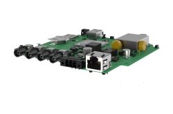 Grüne elektronische Leiterplatte mit mehreren Anschlüssen, darunter vier schwarze 3,5-mm-Audiobuchsen, eine Ethernet-Buchse und verschiedene elektronische Komponenten.