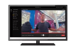 Ein Bildschirm zeigt ein Video-Streaming-Interface mit einem Mann in einem Gebäude, der seine Arme ausgestreckt hat. Links sind verschiedene aktive und kürzliche Streams aufgelistet. Das Interface gehört zu einem Body-Worn-Kamera-System von AXIS.