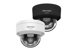 Zwei Überwachungskameras von Hikvision in Dome-Form, eine in Weiß und die andere in Schwarz, beide mit der Aufschrift 'Corrosion Resistant'.