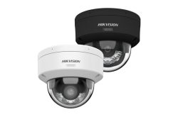 Zwei Überwachungskameras, eine in Schwarz und eine in Weiß, mit sichtbaren Objektiven und Hikvision-Logo.