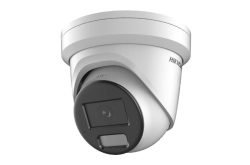 Eine weiße Überwachungskamera in Dome-Form mit der Aufschrift 'Hikvision'.