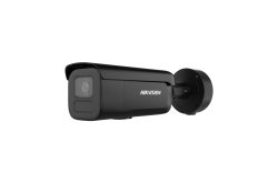 Schwarze Überwachungskamera mit rechteckigem Gehäuse und der Aufschrift "Hikvision".