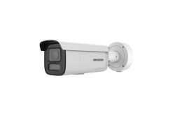 Weiße Überwachungskamera mit dem Logo "Hikvision" an der Seite, montiert auf einer runden Halterung.