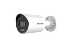 Weiße Überwachungskamera von Hikvision mit zylindrischer Form und Wandhalterung.