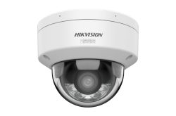 Weiße Überwachungskamera mit dem Logo "Hikvision" und Hinweis auf Korrosionsbeständigkeit.