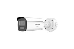Eine weiße Überwachungskamera von Hikvision in zylindrischer Form mit schwarzem Frontpanel.