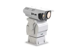 Eine moderne Überwachungskamera von FLIR mit zwei Linsen, montiert auf einer stabilen Plattform.