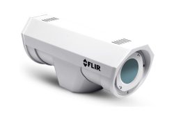Weiße Überwachungskamera mit dem Logo von FLIR auf der Seite, erkennbar an ihrem rechteckigen Gehäuse mit abgerundeten Kanten.
