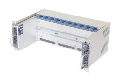 Ein silbernes Rack-Mount-Gehäuse mit der Aufschrift 'AMG MG203'. Es verfügt über mehrere blaue Anschlüsse an der oberen Seite und hat Griffe an beiden Enden. Lüftungsschlitze befinden sich an den Seitenwänden.