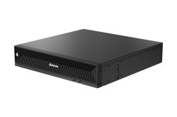 Ein schwarzer Netzwerk-Videorekorder mit der Aufschrift "Hanwha" auf der Vorderseite, ausgestattet mit mehreren Anschlüssen und Tasten vorne.