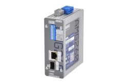 Ein graues elektronisches Gerät mit der Aufschrift "AMG260" und verschiedenen Anschlussmöglichkeiten, einschließlich eines Ethernet-Ports und eines blauen Anschlussblocks oben.