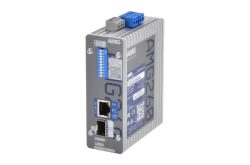 Ein graues AMG Industriegerät mit der Bezeichnung AMG260, das über zwei Ethernet-Anschlüsse und ein blaues Steckverbindungselement auf der Oberseite verfügt. Auf der Vorderseite sind verschiedene Beschriftungen und ein QR-Code zu sehen.