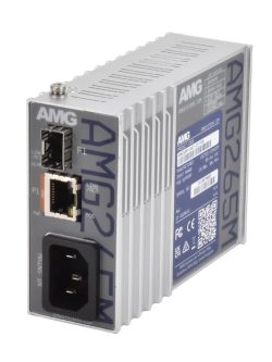 Metallgehäuse eines AMG265M-Netzwerkgeräts mit Anschlüssen und sichtbaren Etiketten mit technischen Informationen.