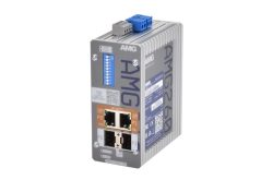 Ein grau-schwarzes industrielles Netzwerkgerät mit der Bezeichnung AMG260, ausgestattet mit zwei Ethernet-Ports und einem blauen Anschlussblock oben.