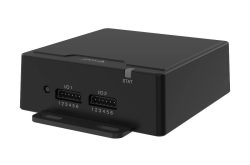 Schwarzes, rechteckiges Gerät mit zwei Anschlüssen auf der Vorderseite, die als 'I/O 1' und 'I/O 2' gekennzeichnet sind, sowie einer Statusanzeige mit der Aufschrift 'STAT'.