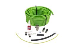 Ein Bausatz bestehend aus einer großen, grünen Kabelrolle, einer Flasche roten Klebstoff, einem silbernen Stecker, zwei schwarzen Kabeldichtungen und verschiedenen kleinen Anschlusskomponenten.