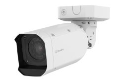 Weiße Sicherheitskamera mit der Aufschrift 'Hanwha', montiert an einem schwenkbaren Arm.