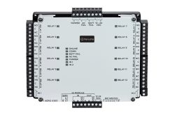 Eine IO-Modul-Platine von Hanwha, Modell AERO X300, mit 12 Relais, mehreren Anschlussklemmen und einem DIP-Schalter auf der Vorderseite. Die Statusanzeigen beinhalten Online, Kommunikation, Batteriefehler, Netzfehler und Sabotage. Die Moduleingänge sind links und rechts mit den Beschriftungen NO, C und NC versehen.