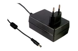 Schwarzes Netzteil mit europäischem Stecker und einem angeschlossenen Kabel mit Rundstecker.