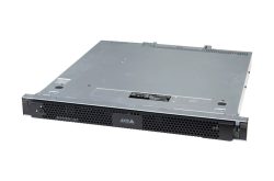 Ein silberfarbener Rack-Server mit dem Logo von Axis auf der Vorderseite, der einbelüftetes Gitter für die Kühlung aufweist.