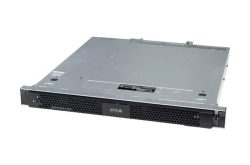 Ein flacher Netzwerkspeicher-Server mit Lüftungsgitter an der Vorderseite und sichtbarem Axis-Logo.