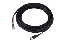Ein schwarzes Kabel mit einem Stecker an einem Ende und offenen Drähten in verschiedenen Farben am anderen.