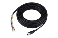Schwarzes Kabel mit mehreren farbigen Drähten und einem Metallstecker am anderen Ende.