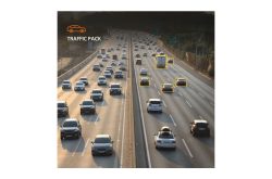 Mehrspurige Autobahn bei Sonnenschein, viele Fahrzeuge und einige markierte Autos. Oben links steht "TRAFFIC PACK".