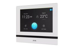 Ein digitales Display zeigt die Uhrzeit 11:23, das Datum Freitag, 18. Juni, die Temperatur 23°C und Symbole für Anrufliste und Einstellungen.