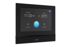 Ein schwarzes digitales Display zeigt die Uhrzeit 11:23 Uhr, das Datum Freitag, 18. Juni und eine Temperatur von 23°C an.