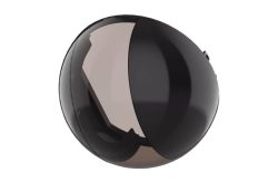 Schwarzer, glänzender Motorradhelm mit geschwungener Form und getöntem Visier.