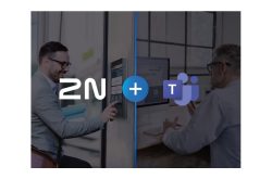 Ein Mann interagiert mit einem Türsystem neben einem großen "2N + T"-Logo; ein anderer Mann sitzt an einem Computer.