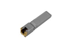 Ein silberner Netzwerkstecker mit rechteckiger Form und goldenen Kontakten.
