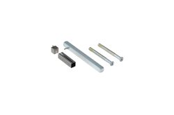 Ein Set aus zwei Schrauben, einem silbernen Metallgriff, einem rechteckigen Metallblock und einem kleinen Metallwürfel.