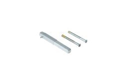 Ein Metallstift und zwei unterschiedlich lange Schrauben mit Rundkopf auf weißem Hintergrund.
