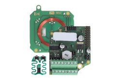 Elektronische Schaltkreise mit grüner Platine, Kupferspule und verschiedenen Komponenten wie Kondensatoren und Chips.