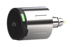 Ein runder, silberner Autozubehörstecker mit einem schwarzen Ende und einem leuchtenden grünen Indikator.