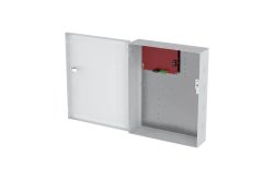 Offener grauer Metallkasten an der Wand montiert, mit einem roten und grünen Bauteil im Inneren.