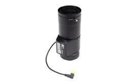 Ein schwarzes Kameraobjektiv mit elektronischem Anschluss und angeschlossenem Kabel.