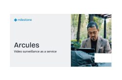 Ein Mann arbeitet draußen an einem Laptop; links der Text "Arcules: Video surveillance as a service" und das Milestone-Logo.
